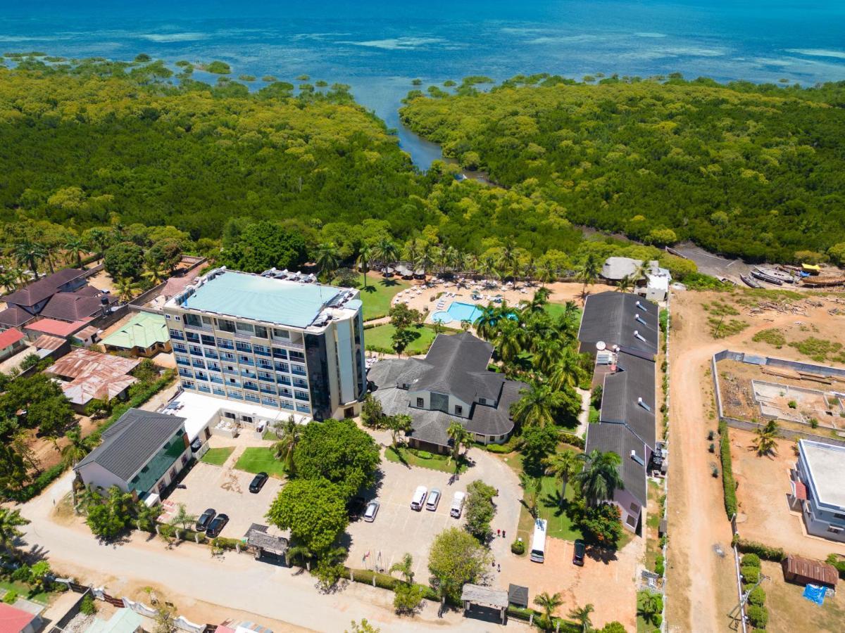 Tanga Beach Resort & Spa エクステリア 写真